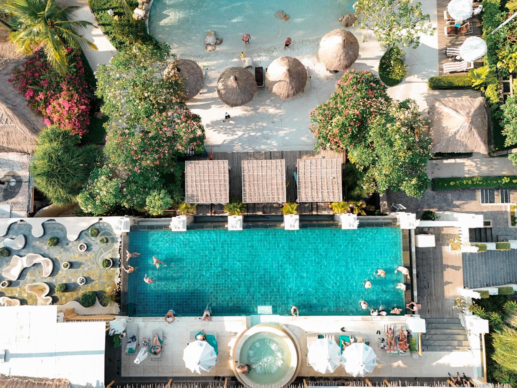 Bali Mandira Beach Resort & Spa Legian Exteriér fotografie Aerial view of the pool at the hotel